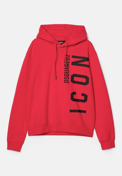 Hoodie rouge avec une poche kangourou frontale, capuche à cordon de serrage et graphiques en texte noir surdimensionné, portant la marque "DSQUARED2 ICON" sur le côté.