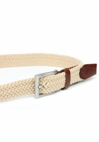 Gewebter beiger Gürtel mit einer silbernen Metallschnalle, versehen mit einem braunen Lederelement und einem ausgeprägten, strukturierten Muster über die gesamte Länge.