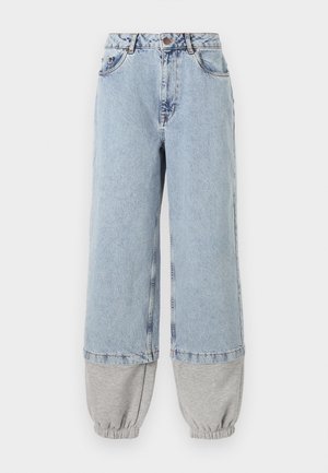 Pantaloni din denim de culoare bleumarin deschis, cu o croială lejeră, prezentând manșete din bumbac gri în partea de jos și buzunare standard. Design clasic cu cinci buzunare.