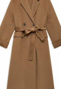 Cappotto di lana marrone con design doppiopetto, grandi risvolti, vita con cintura, tasche laterali e chiusura con bottoni.