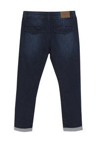 Mörkblå denimjeans med rak skärning, som har två bakfickor och en upprullad nederkant med grå tygdetaljer. Enkel läderetikett på midja.