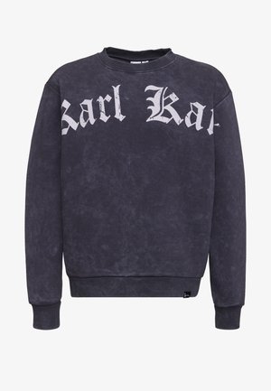 Sudadera de cuello redondo en gris oscuro con textura desvaída y gran texto blanco de estilo gótico "Karl Ka" en el pecho, puños y bajo acanalados.