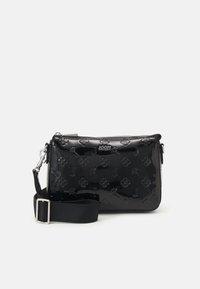 Borsa a tracolla in pelle verniciata nera con motivi floreali e lettere in rilievo, chiusura con zip e tracolla in tessuto rimovibile.
