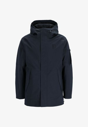 Chaqueta impermeable de color azul marino con capucha, cierre frontal con cremallera, dos bolsillos laterales y un bolsillo en la manga. Textura suave y diseño minimalista.
