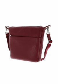 Tiefrote Leder-Umhängetasche mit verstellbarem Trageriemen, silberner Hardware und einer Vordertasche mit Reißverschluss.