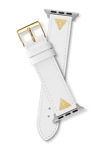 Bracelet de montre en cuir blanc avec une boucle dorée, featuring un logo doré en forme de triangle et des accents matériels gris. Texture lisse, plusieurs trous pour un ajustement.