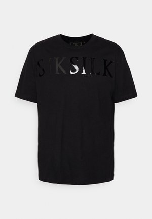 Czarna koszulka z krótkim rękawem i okrągłym dekoltem, z błyszczącym czarnym tekstem "SIKSILK" na piersi na jednolitym tle.