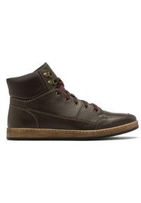 Brązowe skórzane sneakersy za kostkę z bordowymi sznurówkami, złotymi oczkami i teksturowanym kołnierzem wokół kostki. Posiadają płaską brązową gumową podeszwę.