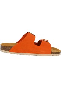 Sandalo open-toe in suede arancione con due fibbie metalliche regolabili, soletta in sughero e suola in gomma beige.
