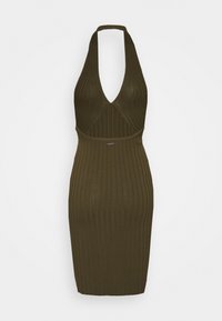 Abito a maglia a coste verde oliva con scollatura a halter e design incrociato, vestibilità aderente e lunghezza al ginocchio.