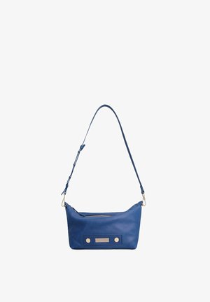 Sac à bandoulière en cuir bleu avec sangle réglable, fermeture éclair supérieure et clous métalliques décoratifs sur le panneau avant.