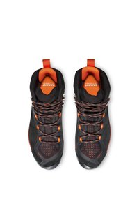 Scarpe da esterno nere e arancioni con tomaia testurizzata, colletto imbottito e punta rinforzata. Presentano vivaci accenti arancioni e un design con lacci.