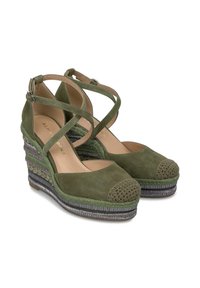 Chaussures à talons en suède vert avec des brides de cheville entrecroisées, des accents tissés texturés et un bout arrondi mettant en avant un capuchon en crochet.