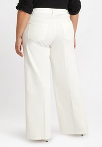 Fiorella Rubino WIDE - Vaqueros a campana - bianco