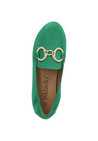 Zapato plano de ante verde con punta redonda y acento de cadena dorada en la parte frontal. La etiqueta interior dice "Palado." Textura suave sin patrones visibles.