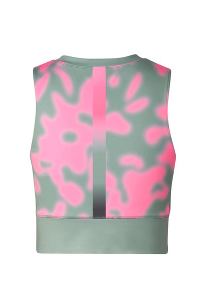 Haut court de sport sans manches avec une base verte, un motif abstrait rose, et une bande réfléchissante verticale au centre du dos.