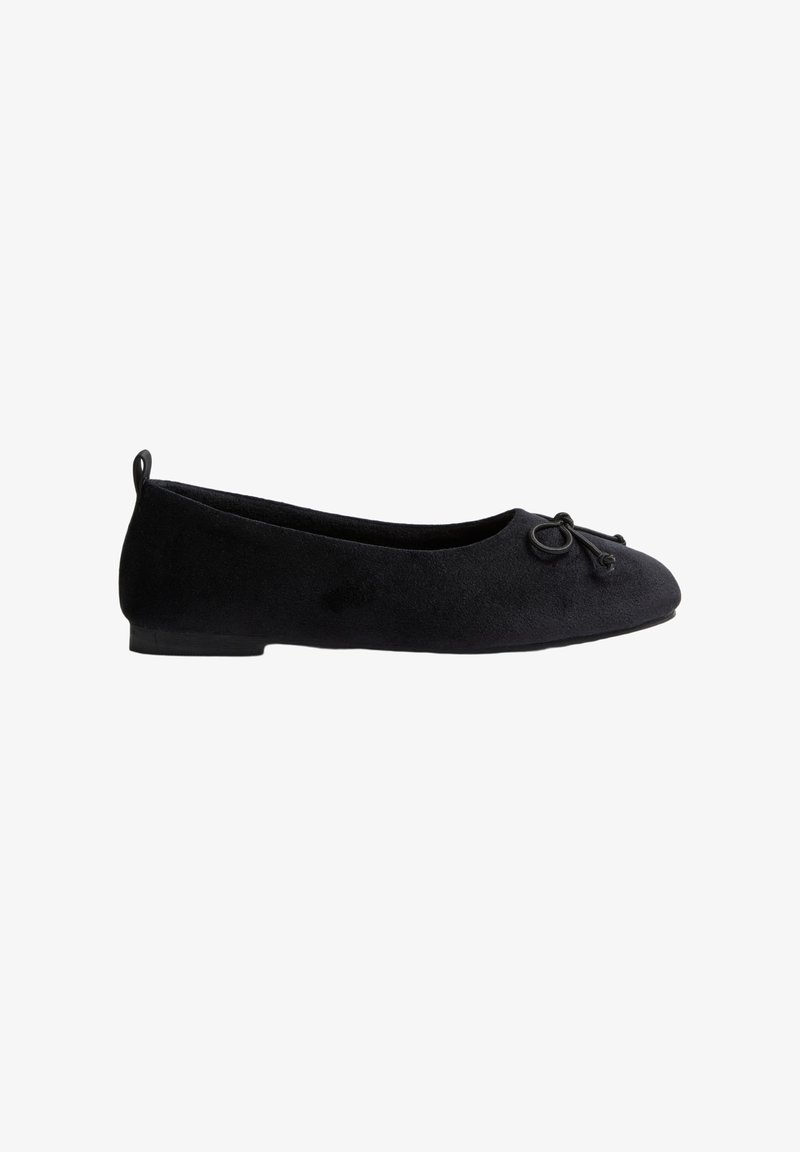 Svarta mocka ballerina-skor med rund tå, med en liten rosett som accent och en flexibel sula. Slät textur, enkelt design.