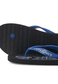 Zwarte flip-flops met blauwe rubberen banden, een gestructureerde voetbed met merknaam "JACK & JONES" en contrasterende blauwe accenten op de banden.