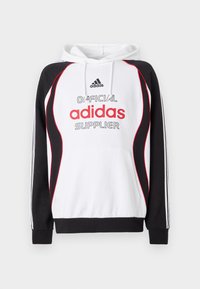 Sweatshirt com capuz, corpo branco, mangas pretas, detalhes vermelhos e texto "FORNECEDOR OFICIAL da adidas". Apresenta cordão e tiras laterais.