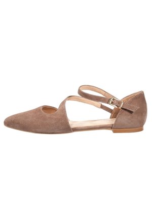 Zapato plano de ante marrón con punta puntiaguda, dos tiras cruzadas y una pequeña hebilla en la correa del tobillo.