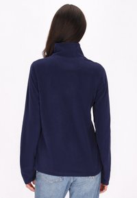 Maglione in pile blu navy con colletto alto e maniche lunghe, caratterizzato da una texture morbida e una vestibilità comoda.