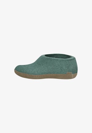 Pantofole da interno in feltro verde con taglio basso alla caviglia e suola in gomma marrone chiaro, progettate per comfort e uso casual.