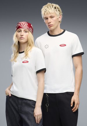 Puma, FUTURE.PUMA.ARCHIVE RINGER-T-SHIRT UNISEX - Printtipaita - white