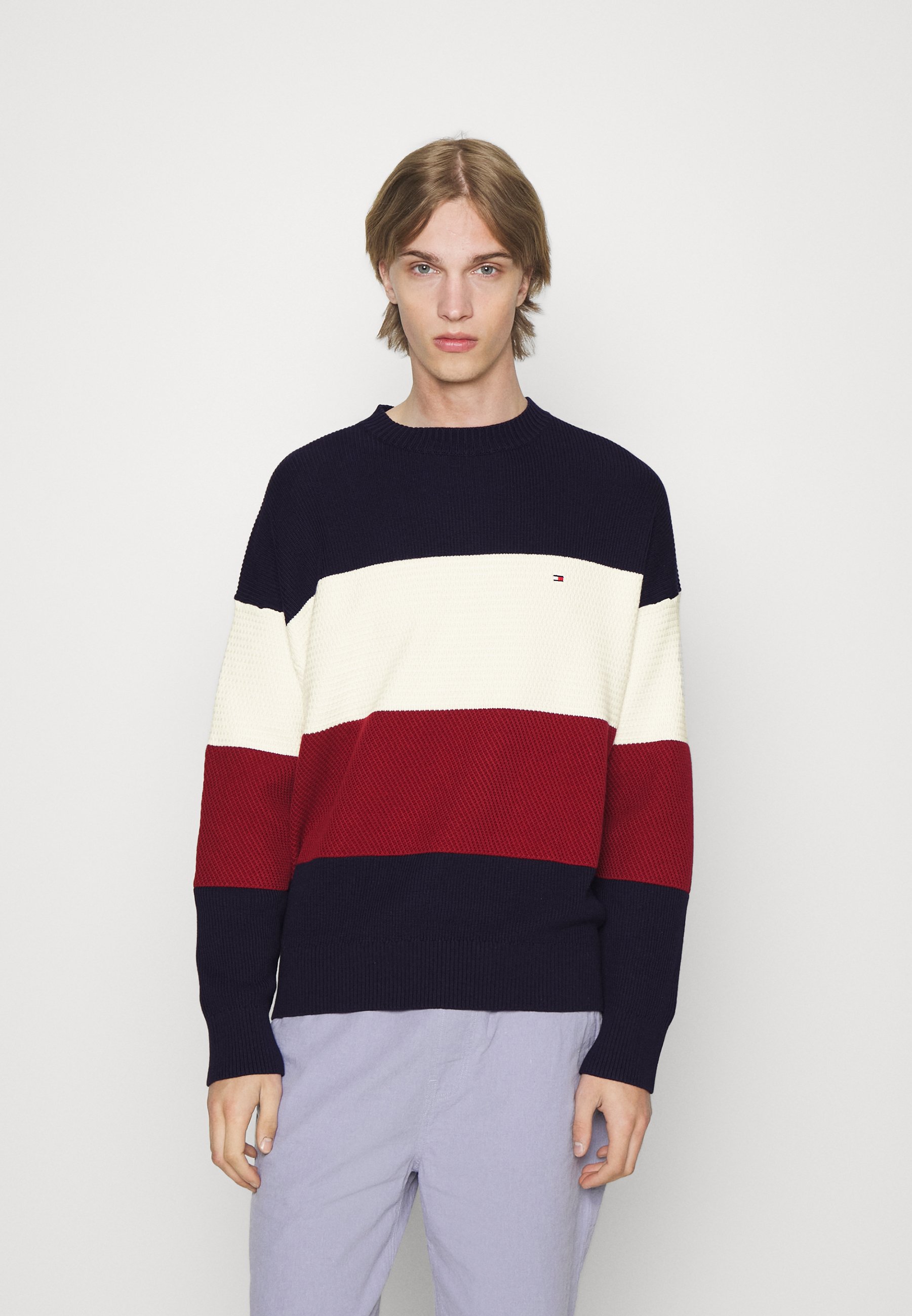 Tommy Hilfiger TEXTURED COLORBLOCK CREW NECK - Jumper - red/white/blue/dark  blue 