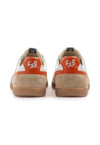 Sneaker in suede e pelle beige e bianche, con dettagli arancioni, colletto imbottito e logo sul tallone, dotate di suola in gomma.