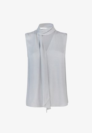 Blusa senza maniche azzurro chiaro con scollatura a V e dettaglio di sciarpa annodata al collo, realizzata in materiale liscio simile alla seta.
