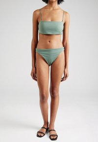 Grünes Bikini-Set mit einem Bandeau-Top mit dünnen Trägern und passenden hochgeschnittenen Unterteilen, aus glattem, dehnbarem Stoff gefertigt.