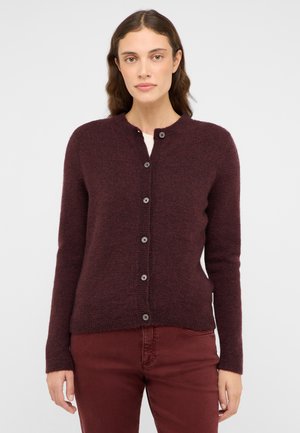 Strickjacke mit Knöpfen aus einem bordeauxfarbenen Wollmischgewebe, mit rundem Ausschnitt, gerippten Bündchen und sechs Knöpfen entlang der vorderen Knopfleiste.