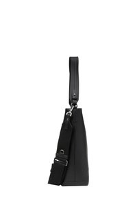 Borsa a spalla nera in pelle con tracolla regolabile, texture liscia, forma strutturata e dettaglio del logo impresso sul lato.