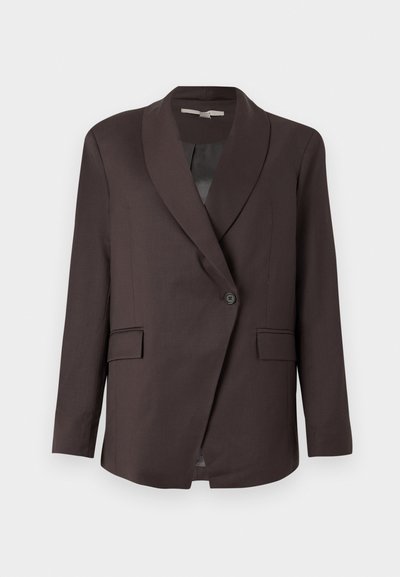 Blazer castanho escuro feito de um tecido suave, apresentando um colarinho xale, fecho de botão único e dois bolsos frontais.