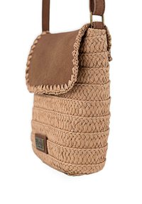Bolso de paja trenzada con solapa de ante marrón y correa para el hombro. Presenta una superficie texturizada y bordes cosidos. Pequeño parche con logotipo en el lateral.