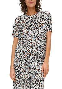 Halenka s leopardím potiskem a kulatým výstřihem, krátkými rukávy a jemným nařasením v odstínech smetanové, oranžové, modré a černé, vyrobená z lehkého materiálu.