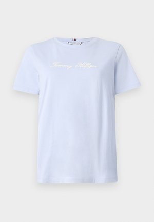 Lichtblauw katoen t-shirt met korte mouwen, ronde halslijn en geborduurd "Tommy Hilfiger" logo in het wit op de borst.