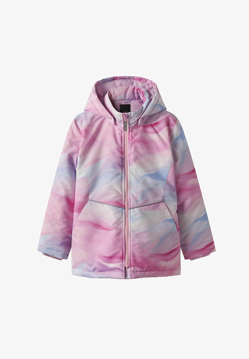 Rosa og blå mønstret vanntett jakke med hette, som har en frontglidelås, to sidelommer og en glatt, shiny tekstur.