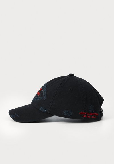 Casquette de baseball en coton noir avec des accents usés. Présente un texte brodé rouge à l'avant et à l'arrière. Visière courbée et sangle ajustable.