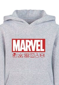 Felpa grigia con cappuccio caratterizzata da un grande logo rosso "MARVEL" e vari iconi neri sottostanti, inclusi simboli e motivi associati ai personaggi.