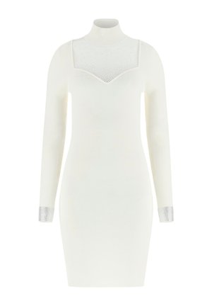 Witte geribbelde jurk met lange mouwen en een hoge hals, met een doorschijnend, gestippeld inzetstuk en manchetten met zilveren accenten. Getailleerd silhouet.