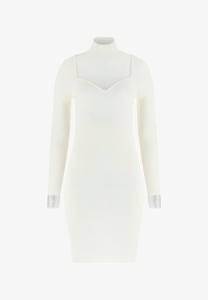 Witte geribbelde jurk met lange mouwen en een hoge hals, met een doorschijnend, gestippeld inzetstuk en manchetten met zilveren accenten. Getailleerd silhouet.