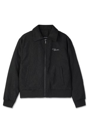 Černá prošívaná bomber bunda se zapínáním na zip, límcem a vroubkovanými manžetami. Na hrudi má decentní bílé vyšívané logo.