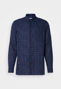 Camisa de manga larga de color azul marino con un patrón de rayas horizontales y verticales en diferentes tonos de azul. Cuenta con un collar, un bolsillo en la parte frontal y cierre de botones.