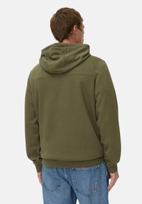 Sweat à capuche vert olive avec une capuche doublée, des poignets et un ourlet côtelés. Présente une texture lisse et une coupe ajustée, couture visible aux épaules.