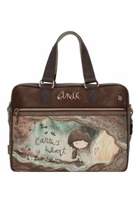 Braune und grüne Tasche mit zwei Griffen und strukturierter Oberfläche, die ein farbenfrohes Cartoon-Design und den Text "Der Schlag des Herzens der Erde" zeigt.