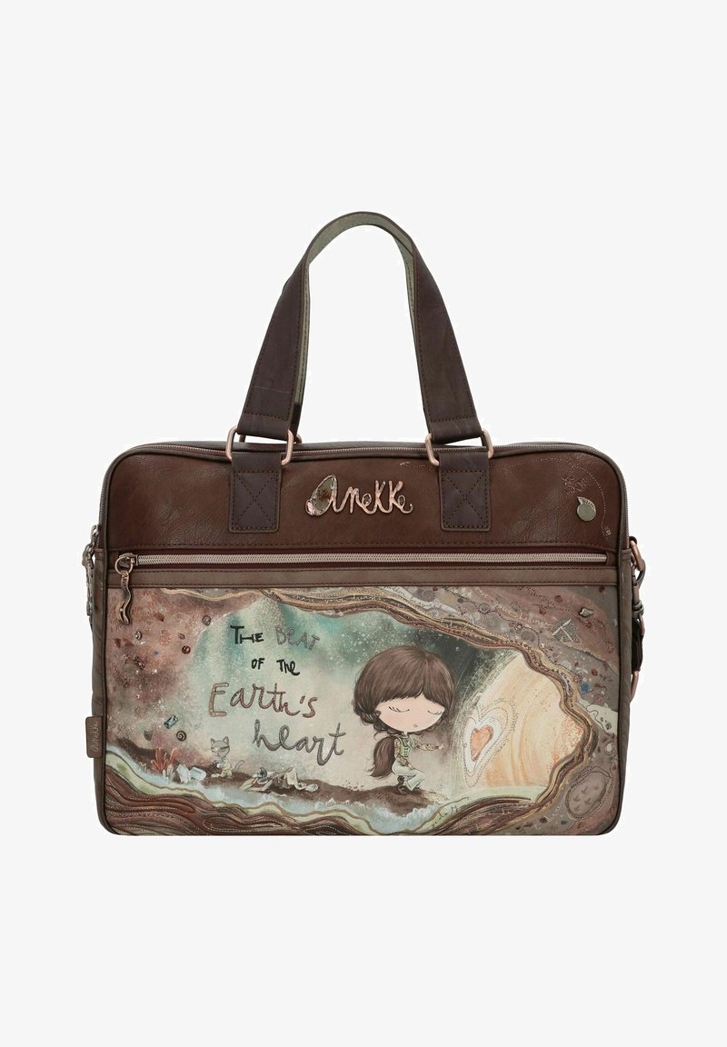 Braune und grüne Tasche mit zwei Griffen und strukturierter Oberfläche, die ein farbenfrohes Cartoon-Design und den Text "Der Schlag des Herzens der Erde" zeigt.