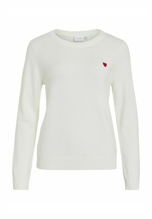Weißer gestrickter Pullover mit Rundhalsausschnitt, langen Ärmeln, gerippten Bündchen und Saum, mit einem kleinen roten Herz, das auf der linken Brust gestickt ist.
