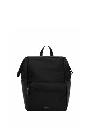 Sort firkantet rygsæk med topgreb, forreste lynlåslomme og diskret logo i nederste centrum.