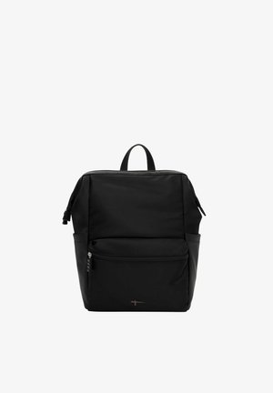 Zaino nero a forma quadrata con manico superiore, tasca frontale con zip e logo discreto al centro in basso.